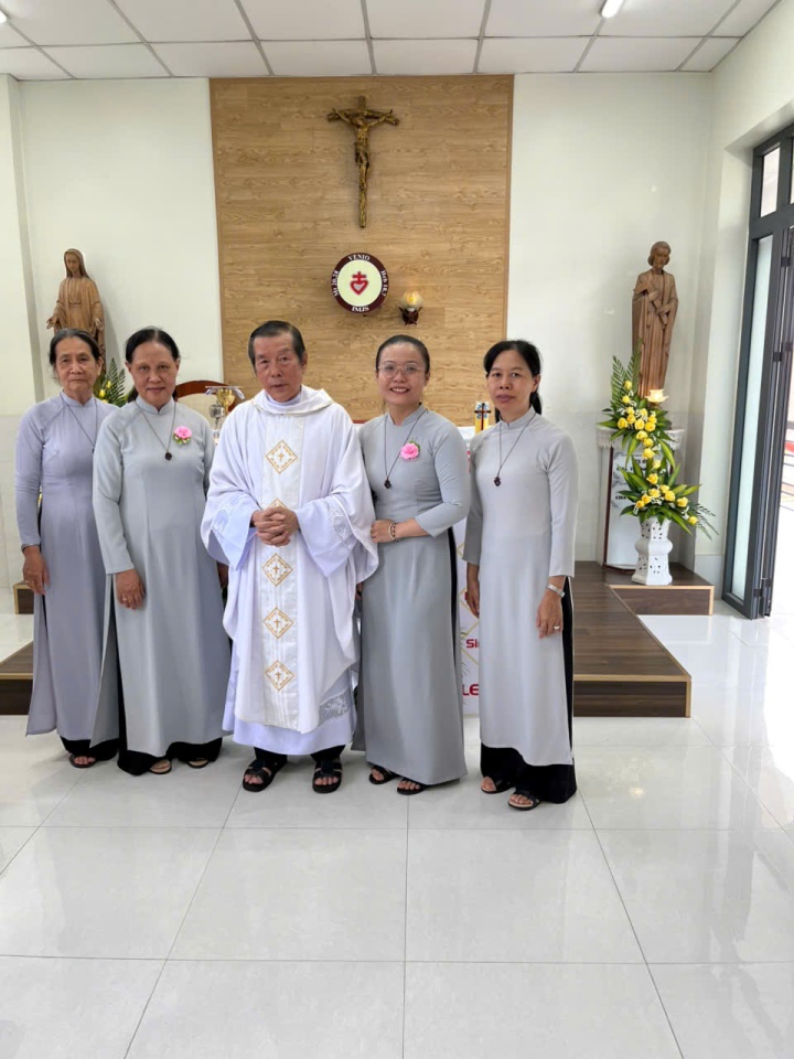 Em Liên (Tập Sự) và chị Nhạn (Khấn lại)