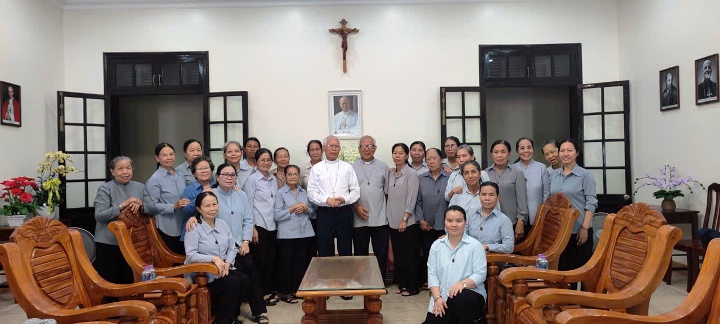 Đức Cha Giuse Huỳnh Văn Sỹ gặp gỡ các chị em Tu Hội Thừa Sai Chúa Giêsu tại Tòa Giám Mục Nha Trang